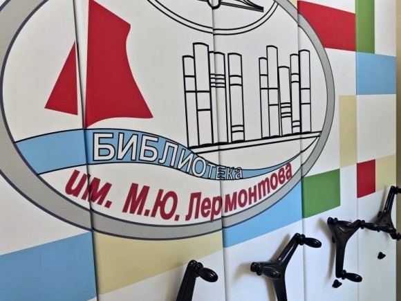 брендированные стеллажи в библиотеке